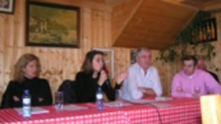  Purificaci&oacute;n Ram&iacute;rez y Mercedes Mato, durante el acto informativo celebrado en Hamburgo.