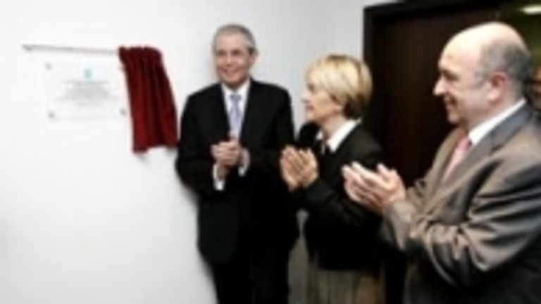  Touri&ntilde;o, junto a Joaqu&iacute;n Almunia y Danuta Hubner, inaugur&oacute; el centro de negocios en la Fundaci&oacute;n Galicia Europa.