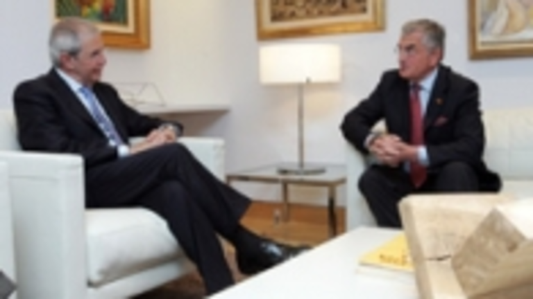 El dirigente gallego conversa con el embajador Wolf-Ruthart Born.