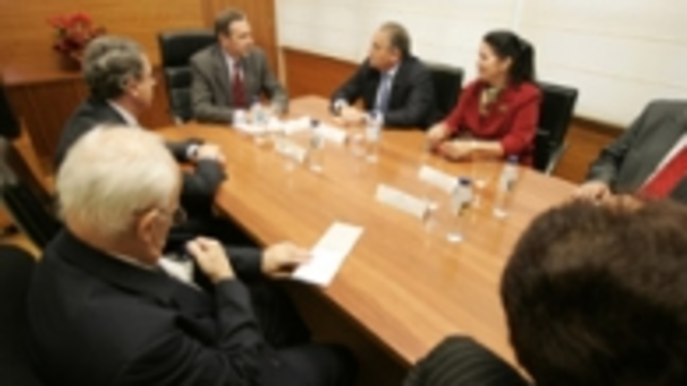 V&iacute;ctor Moro conversa con Fern&aacute;ndez Antonio, durante el encuentro mantenido.