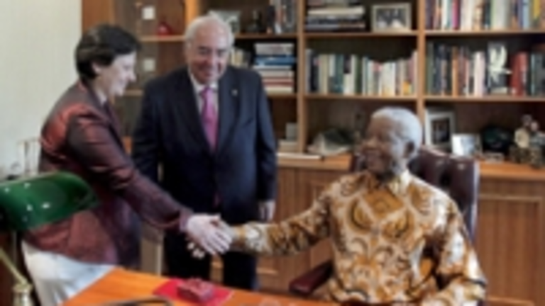 Ramos saluda al ex presidente sudafricano Nelson Mandela en presencia de &Aacute;lvarez Areces.