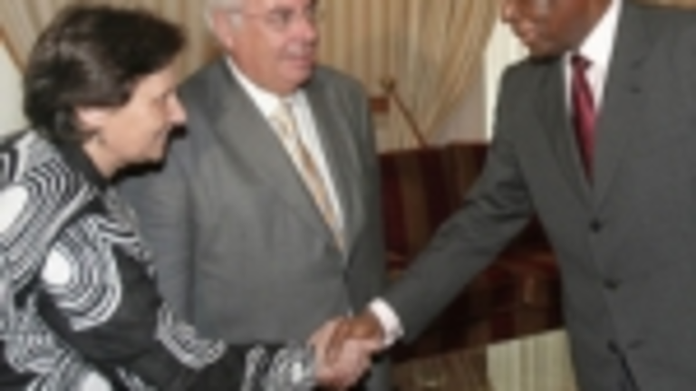 Ramos saluda a Jos&eacute; Eduardo dos Santos, en presencia de Areces.