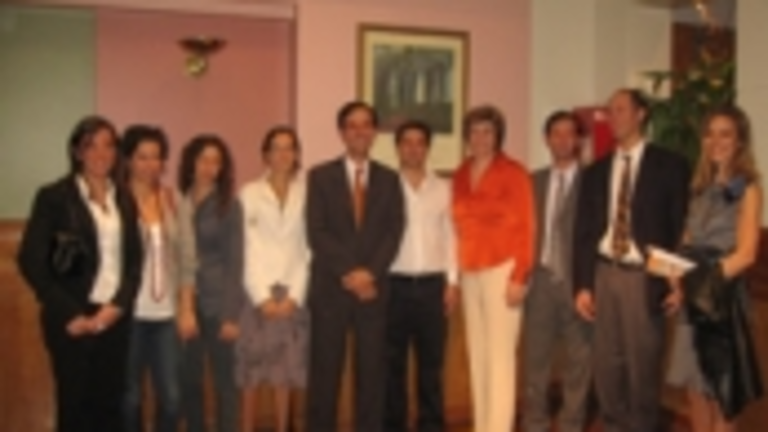  La vicepresidenta primera, María Jesús Ruiz, junto a algunos jóvenes descendientes de emigrantes de Argentina.