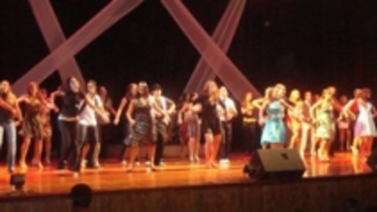  M&aacute;s de 30 j&oacute;venes de la HGV subieron a escena.