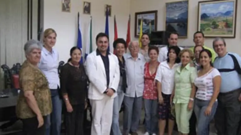  Moisés Plasencia, con el grupo de monitores de la Escuela de Etnografía y Tradiciones.