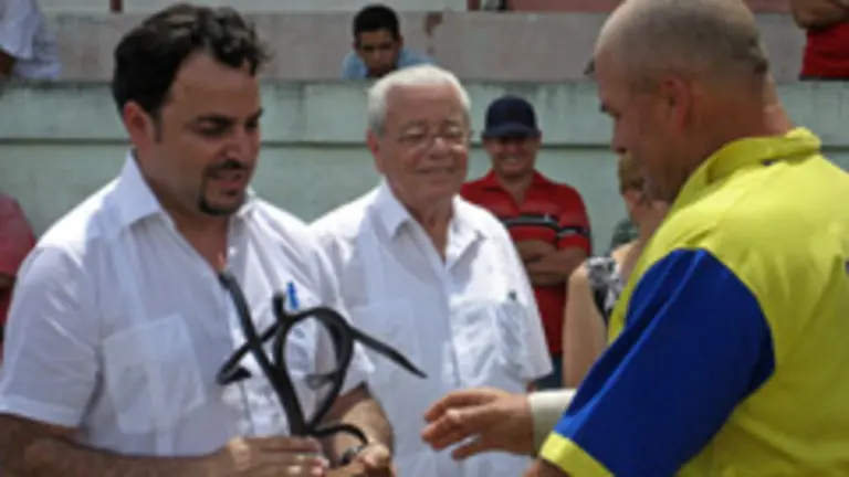 Moisés Plasencia y el presidente de la asociación canaria en Cuba, Carmelo González (C), en un acto en Cabaiguán. 