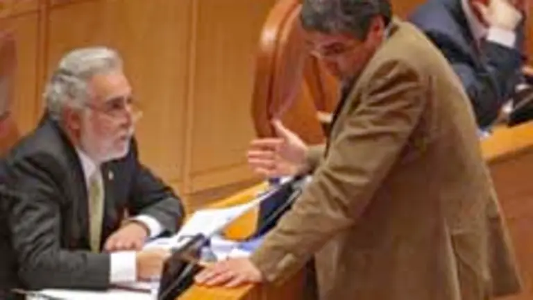  Carlos Aymerich (BNG), charla con Miguel Santalices (PP) en el Parlamento gallego.