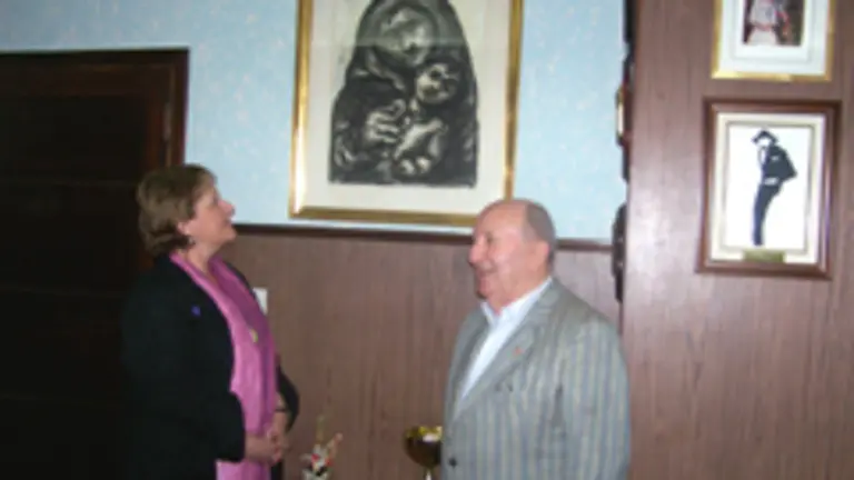  Mar&iacute;a Xos&eacute; Porteiro y Enrique Labora observan un dibujo de Laxeiro.