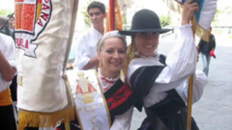  La madrina de Covadonga y una bailarina del Centro Gallego de M&eacute;xico.