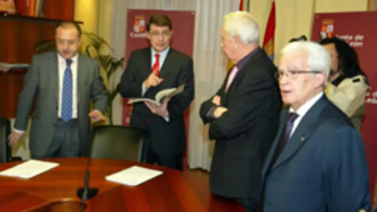  El consejero de Interior y Justicia, Alfonso Fernández Mañueco, preside el Consejo de la Emigración.