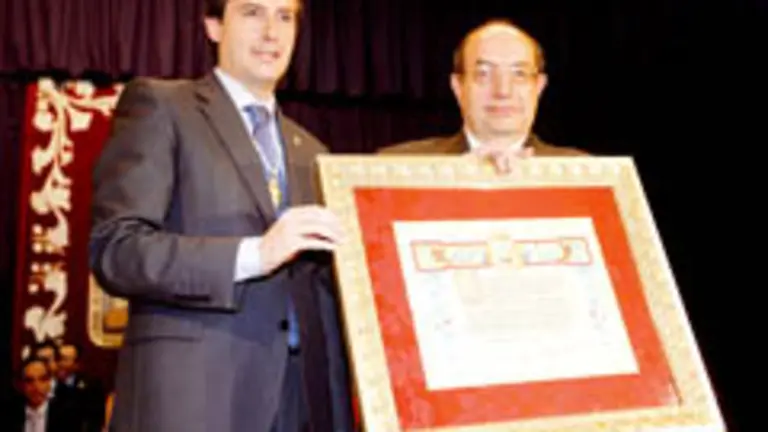 Íñigo de la Serna entrega a Salvador Ordóñez el diploma que acredita la concesión de la medalla.