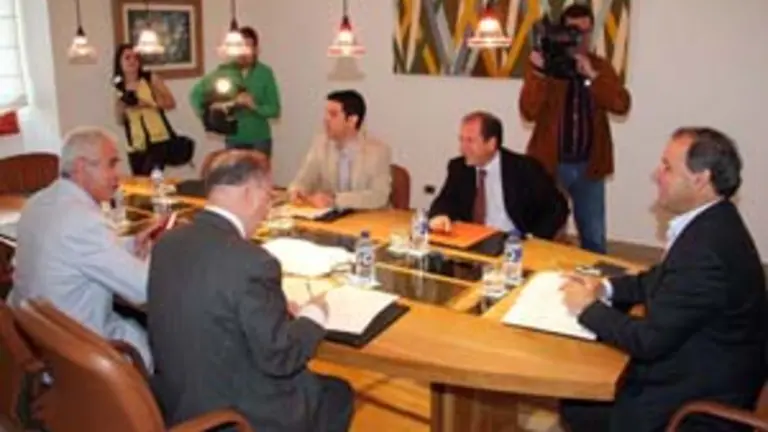 Una de las reuniones de trabajo de la ponencia.