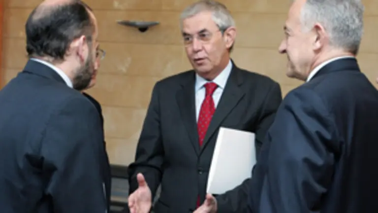  Touri&ntilde;o, junto a los conselleiros M&eacute;ndez Romeu y Ricardo Varela, llamados a comparecer en la comisi&oacute;n.