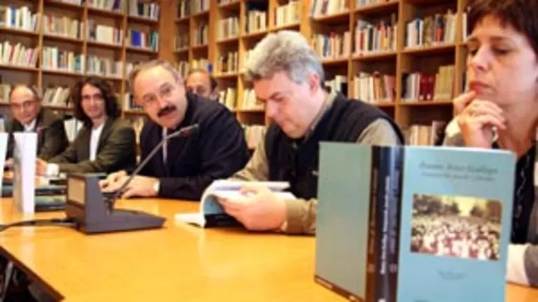 Villares y N&uacute;&ntilde;ez Seixas arroparon al autor en la presentaci&oacute;n.