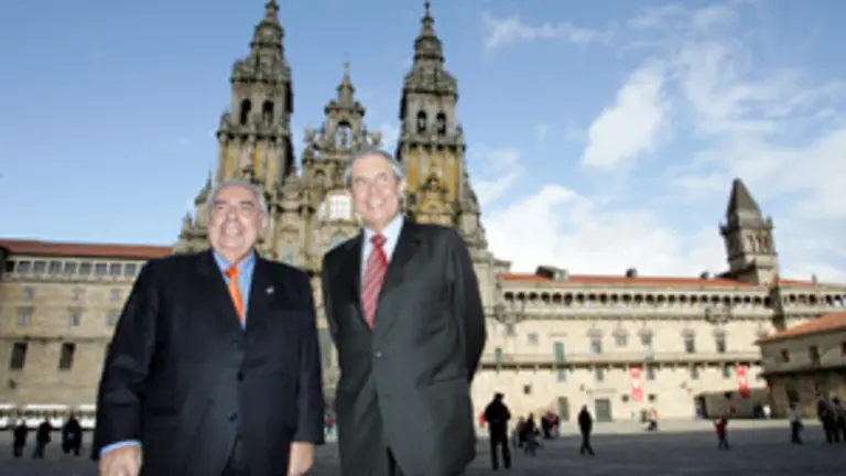 &Aacute;lvarez Areces y P&eacute;rez Touri&ntilde;o posan ante la catedral de Santiago.