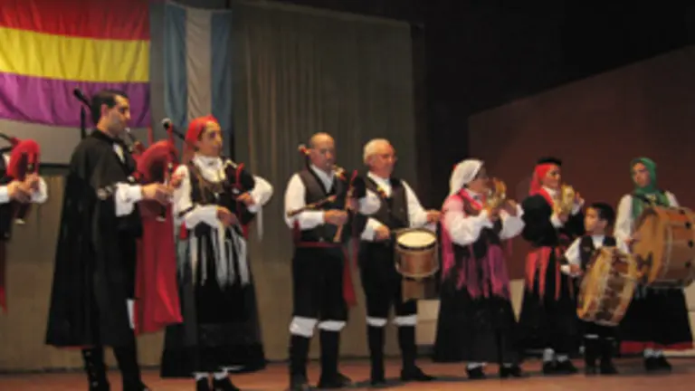  Actuaci&oacute;n de la banda de gaitas de la Federaci&oacute;n.