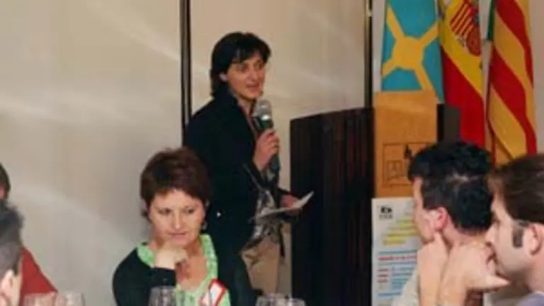  Mar&iacute;a Eugenia &Aacute;lvarez explica los ejes del nuevo Plan de Emigraci&oacute;n durante un encuentro de j&oacute;venes en Castell&oacute;n.