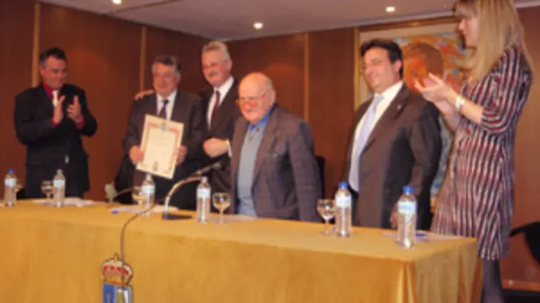  De la Cera, junto a Antonio Trev&iacute;n y Cosme Sordo, y aplaudido por Manuel Cabaleiro, tras recibir el galard&oacute;n.