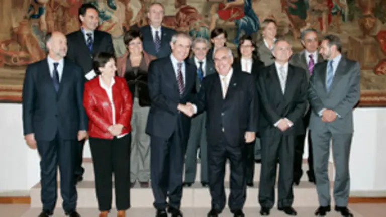 Areces y Touri&ntilde;o, con los consejeros.