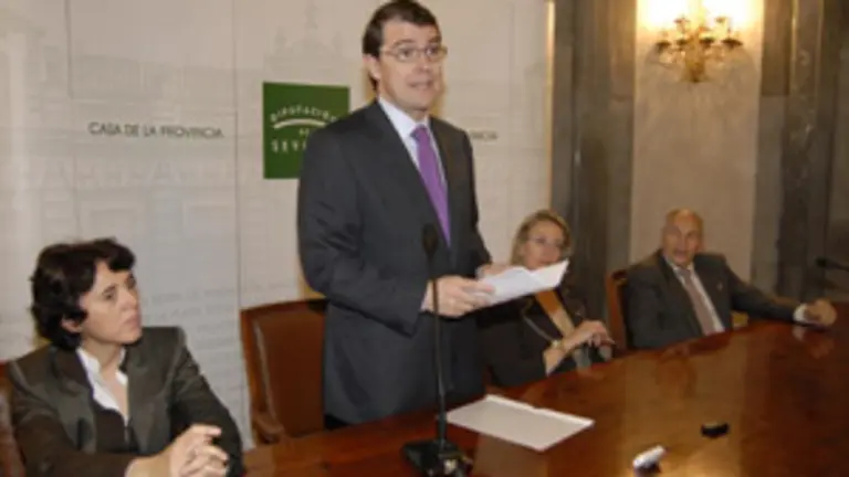  Fernández Mañueco, durante los actos celebrados en Sevilla.