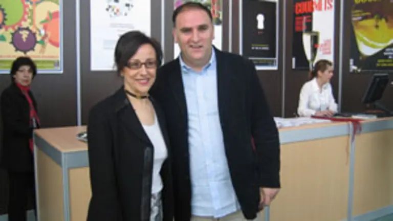  Fern&aacute;ndez con el cocinero Jos&eacute; Andr&eacute;s.