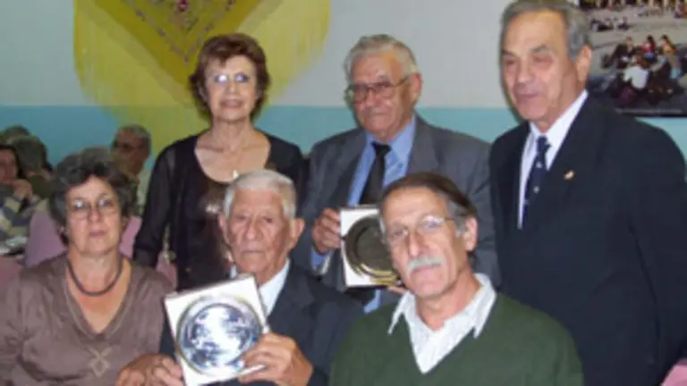  Los homenajeados, junto a algunos familiares.