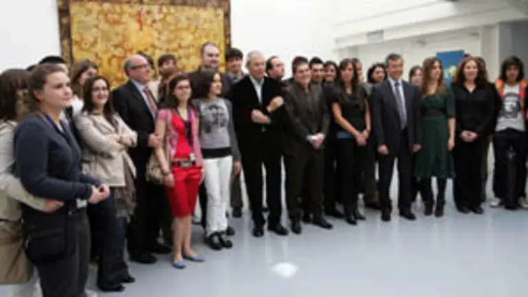 Touri&ntilde;o, acompa&ntilde;ado por Rodr&iacute;guez y Mato, posa con los j&oacute;venes gallegos.