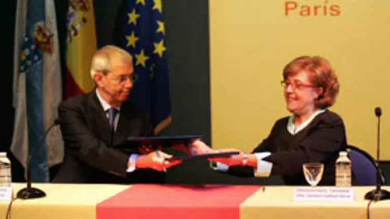  Emilio P&eacute;rez Touri&ntilde;o y Carmen Caffarel, durante el acto de la firma.
