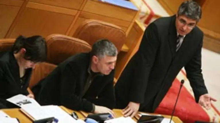 Carlos Aymerich (d), en el Parlamento gallego.