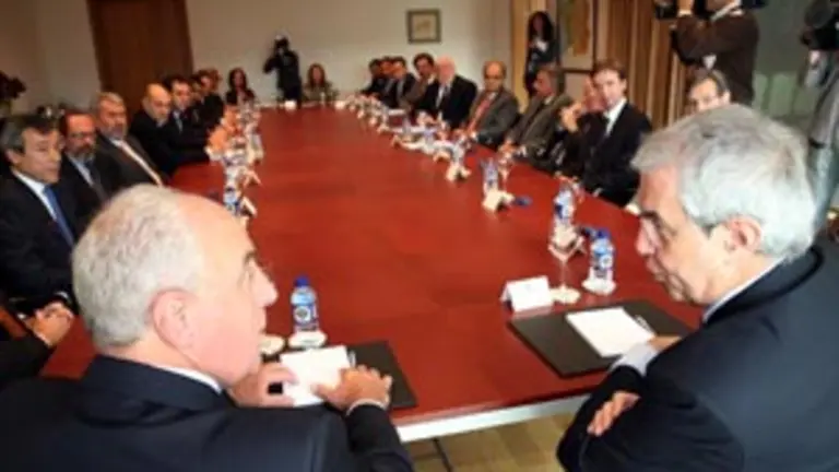  Touri&ntilde;o conversa con el ministro Rossi.