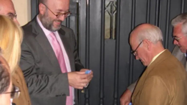   El vicec&oacute;nsul, Antonio Ruiz de Casas, y el presidente del Centro, Julio R&iacute;os, cortan la cinta.