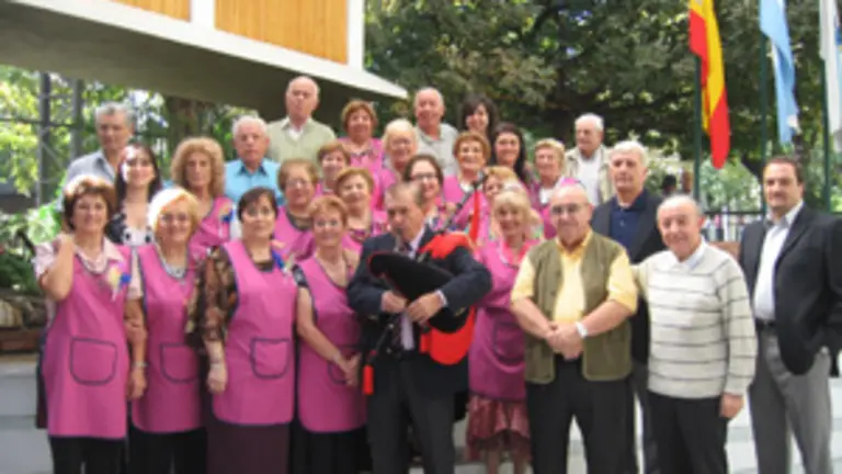  Integrantes de la comisi&oacute;n directiva y de la comisi&oacute;n de damas del Centro Partido de Carballi&ntilde;o muestran la gaita que les hizo llegar la Xunta de Galicia.