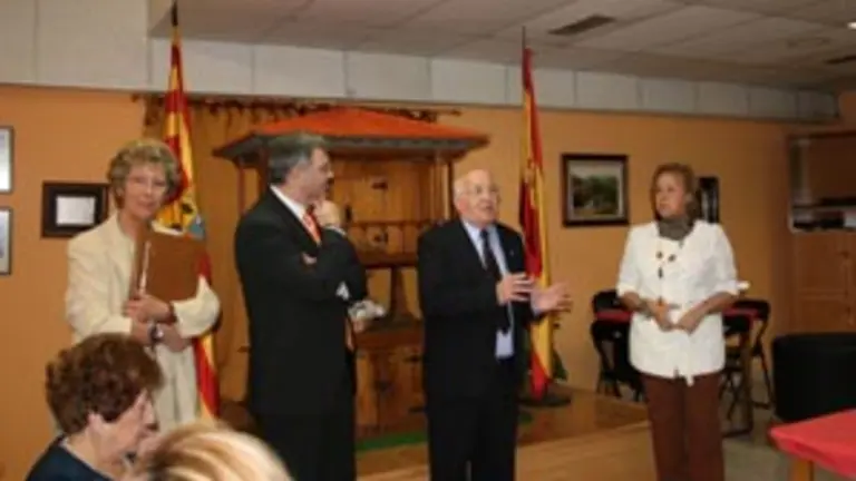 Valent&iacute;n Ruiz escucha al presidente del Centro, Ra&uacute;l Cortina. 