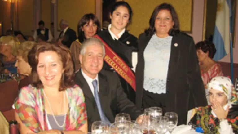  El vicecónsul de España en La Plata, Héctor Mendoza, y su esposa; la esposa del presidente el Centro Castilla y León de La Plata, García; y la reina de la institución, Josefina Blanco.
