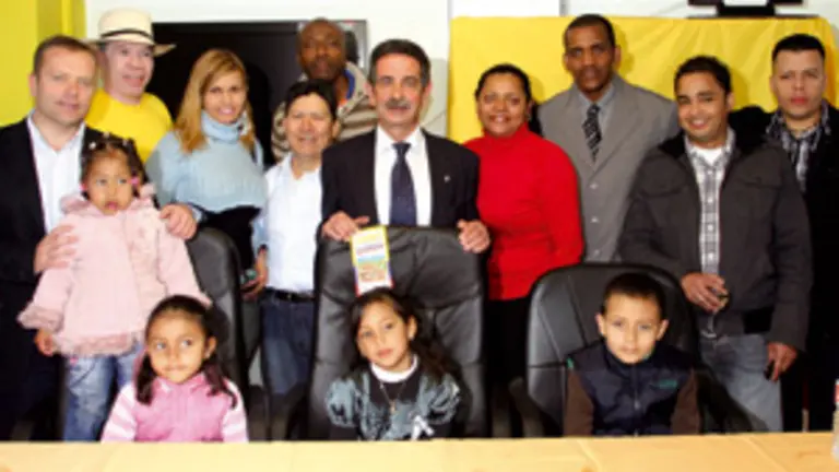 El presidente cántabro con miembros de la Asociación.