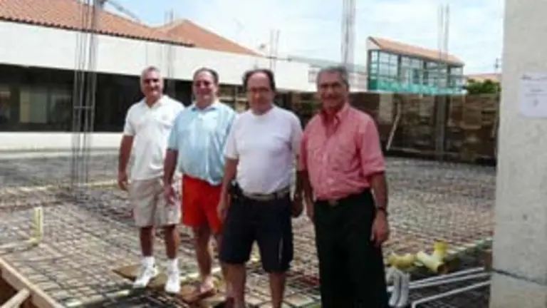 Parte de la  junta directiva en las obras.