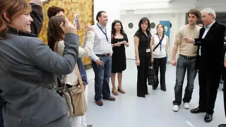  Touri&ntilde;o en su encuentro con los j&oacute;venes  en Par&iacute;s.