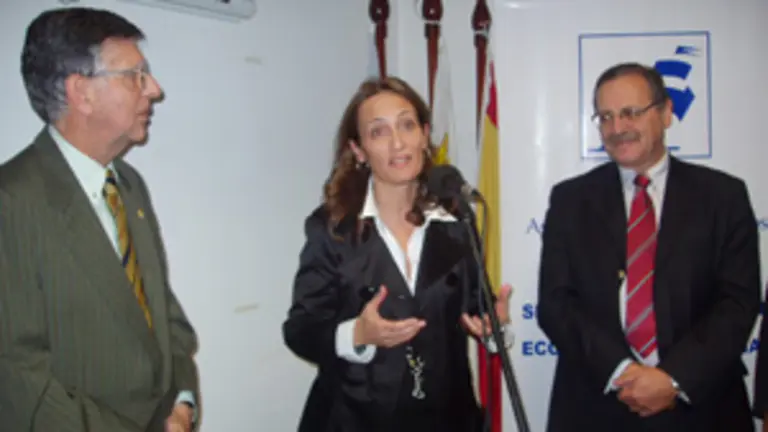 T&aacute;boas, entre el presidente de AEGU, C&eacute;sar Antelo (I), y el intendente de Montevideo, Ricardo Ehrlich.