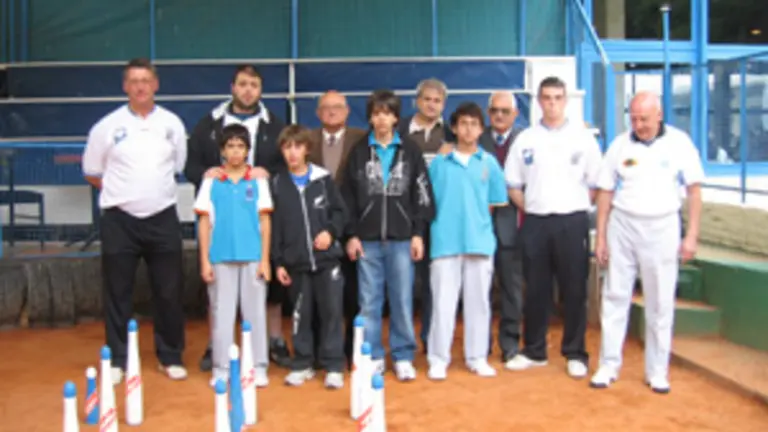 Integrantes de los equipos de bolos finalistas que disputaron el torneo aniversario.