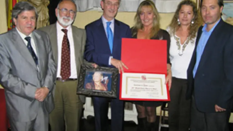 Entrega del pergamino por el que se nombra presidenta de honor a título póstumo a Mayte Ruiz de la Parte.