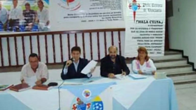 La directiva durante la asamblea.