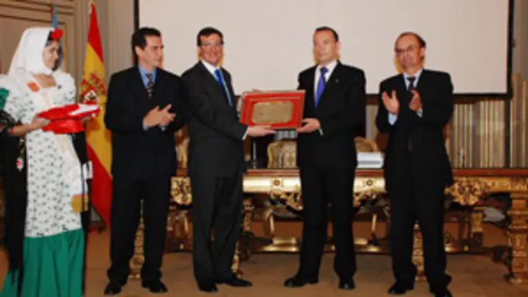  El presidente de la Casa de Madrid en Argentina, Ramón Carballo, entrega una placa al diputado de la ciudad Gerardo Ingaramo.