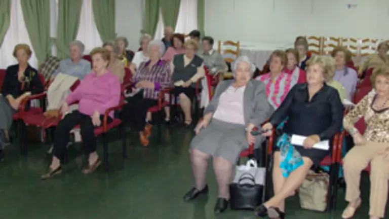  Las mujeres acudieron de forma masiva a la clase sobre la ópera.