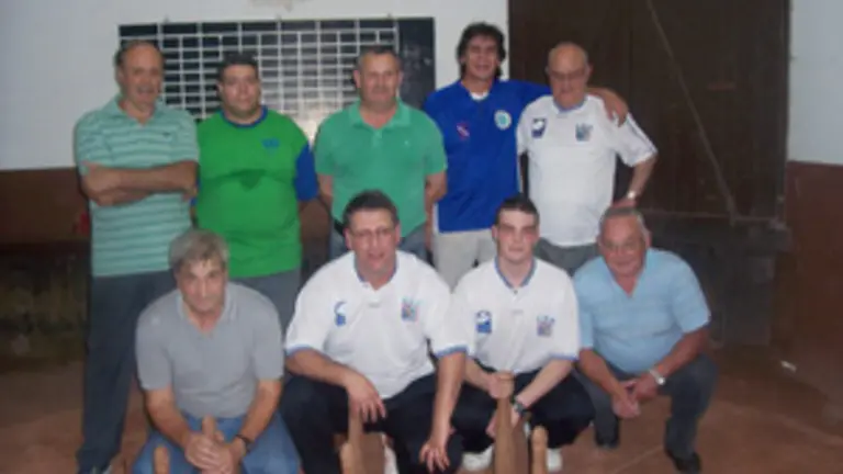  En el Centro de Juventud Asturiana Siero y Nore&ntilde;a. Desiderio D&iacute;az, el primero por la derecha, de pie.