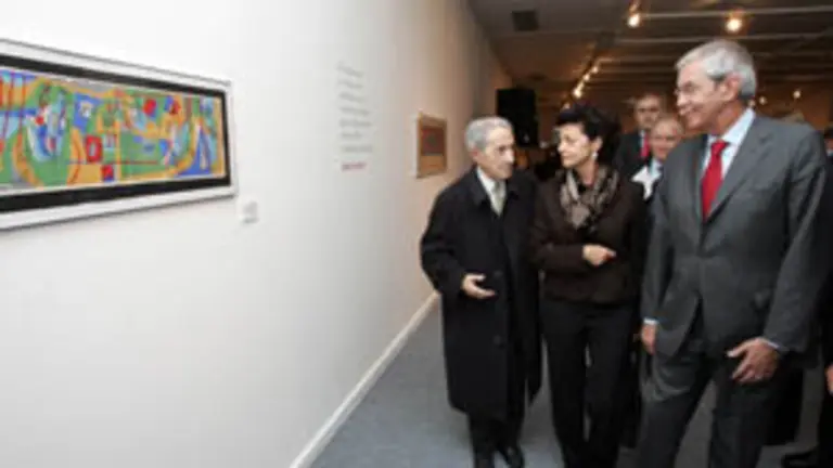  Acompa&ntilde;ados por Isaac D&iacute;az Pardo, Touri&ntilde;o y su esposa recorren la exposici&oacute;n.