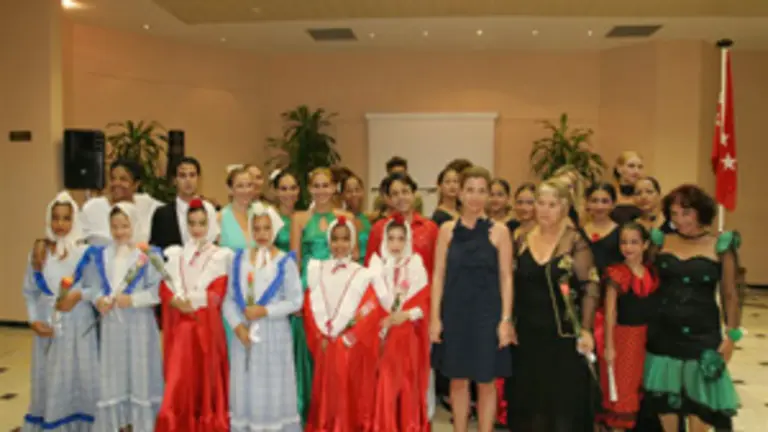  Victoria Cristóbal y Mary Rico, presidenta del Comité Gestor de los Madrileños en Cuba, posan junto a los artistas que participaron en las Jornadas Culturales.