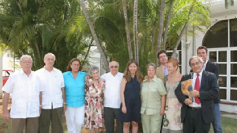 La directora de Emigración posa junto al cónsul general y dirigentes de la colectividad.