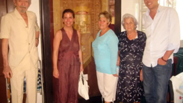  La directora de la Agencia Madrileña de Emigración, junto al Estandarte de Madrid en La Habana.