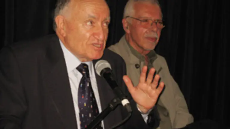  Alonso Montero, acompa&ntilde;ado por Alberto Portas, durante la conferencia.