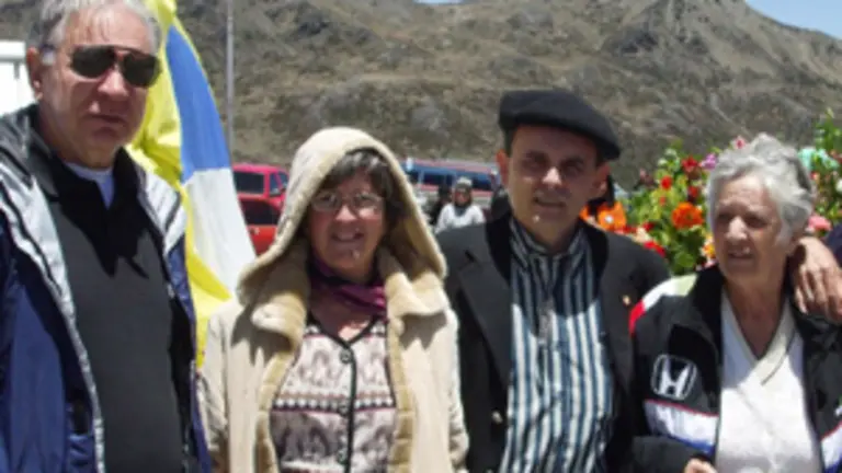  El vicecónsul honorario –segundo por la derecha– con canarios.